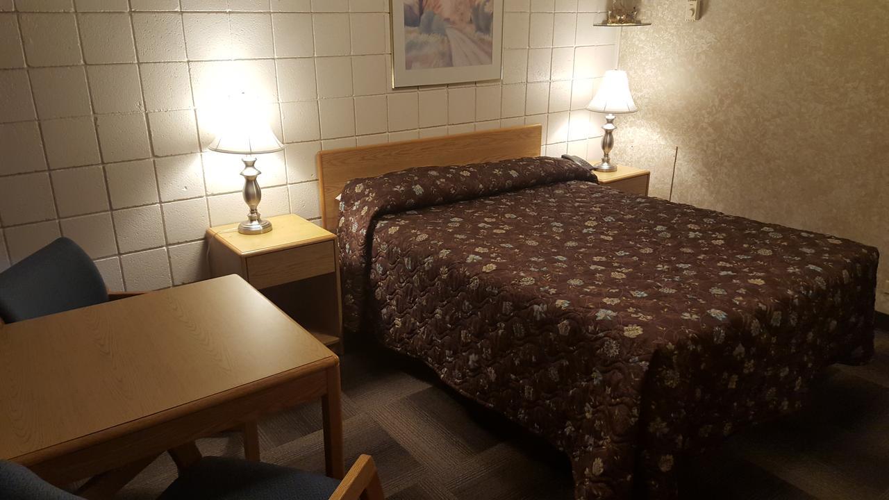 Safari Inn Motel 스위프트커런트 외부 사진